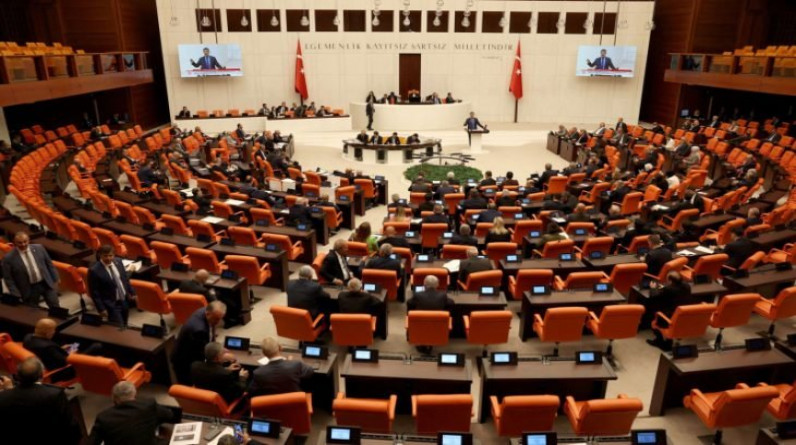 البرلمان التركي يقر قانوناً يجرّم نشر “الأخبار الكاذبة”